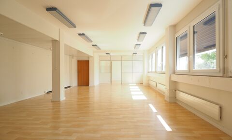 Office with parking spaces in a quiet location close to the city