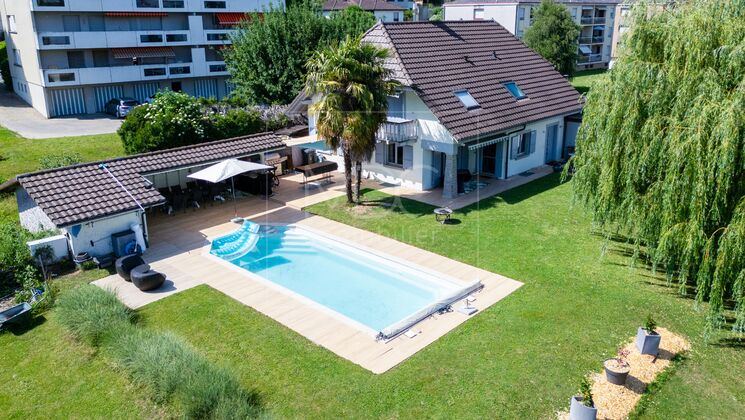 Geräumige Villa mit Pool und unabhängigen 2.5 Zimmern in St-Aubin