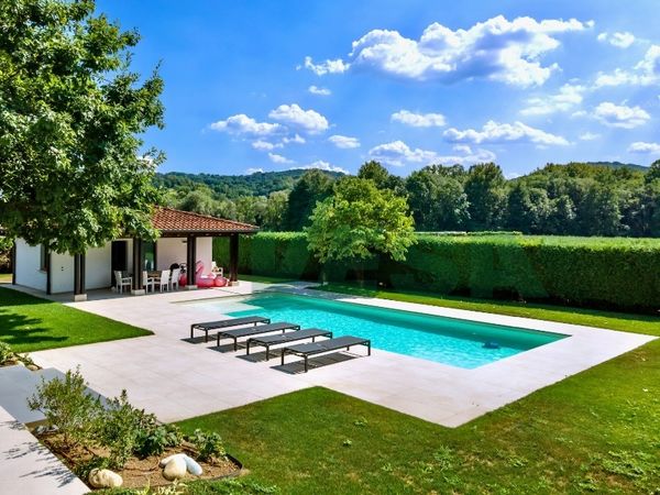Splendida proprietà con grande villa, dependance e bella piscina