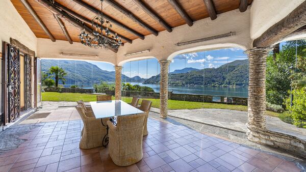 Mediterranean-style Villa with panoramic lake-view