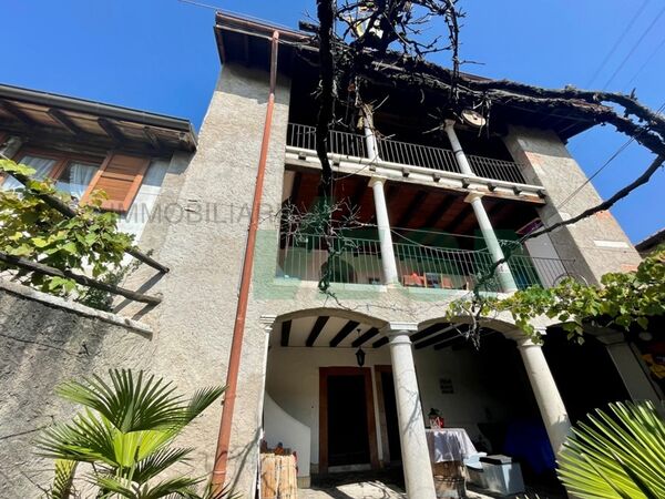 Fascinating and large antique Ticino house with a wonderful garden