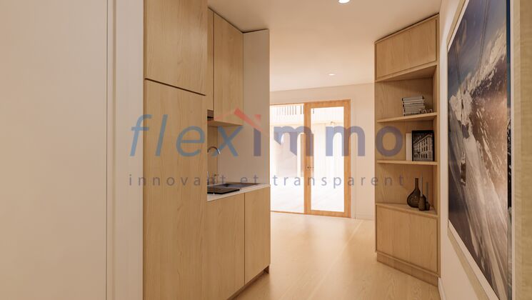 Non-contractual image