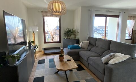 Duplex inversé de 2 chambres - À 50 mètres de la douane Croix de Rozon