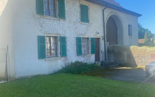 Old semi-detached farmhouse to renovate on a plot of 2481 m2.
