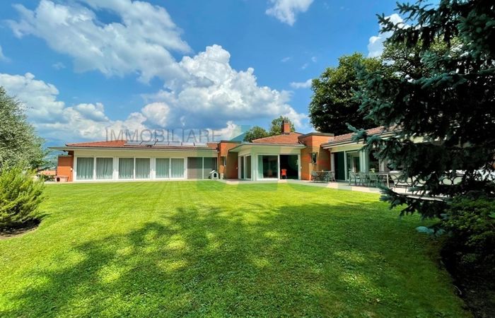 Splendid large villa with much privacy and  indoor swimming pool