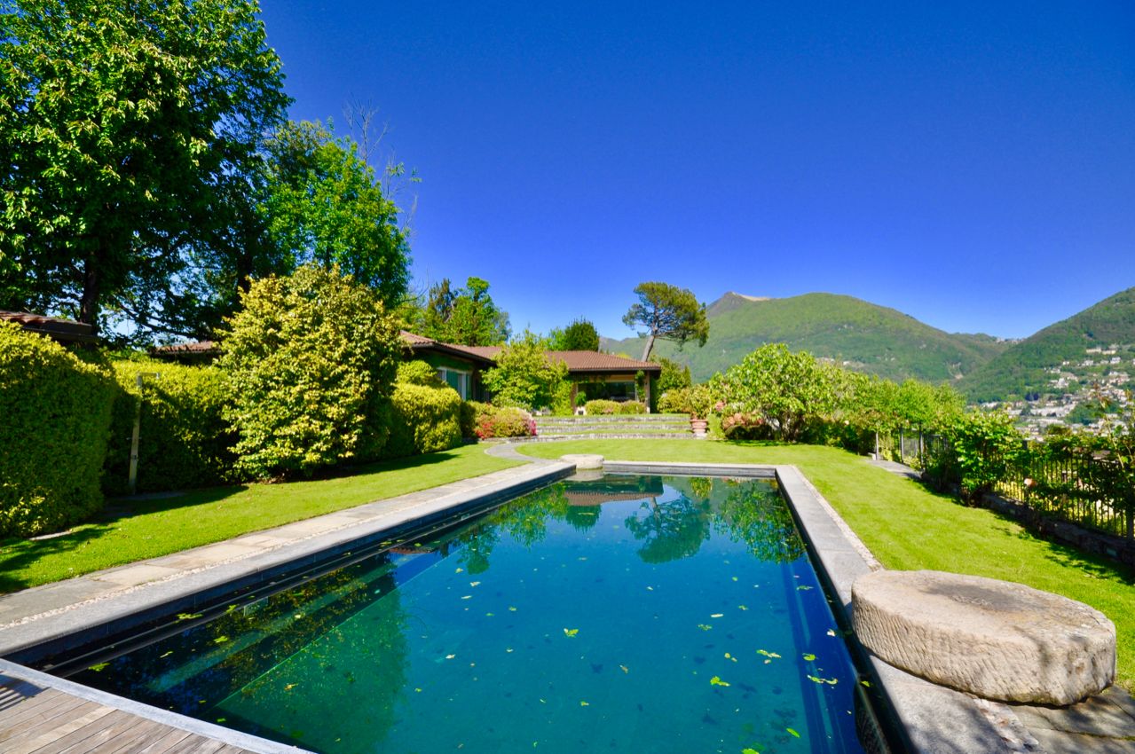 Elegante Villa di Pregio con Giardino, Piscina e Vista Lago di Lugano