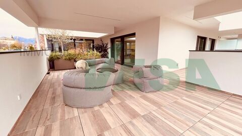 Splendido attico 7,5 locali con grande terrazza e parziale vista lago