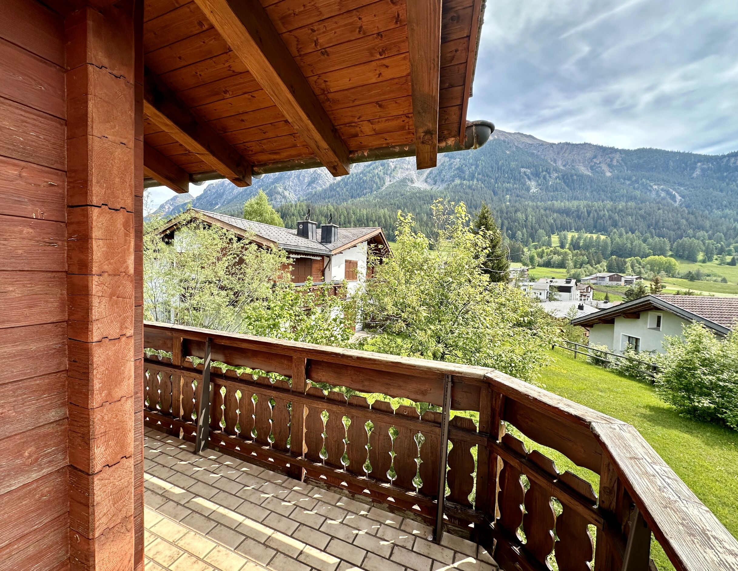 Weitsichtiger Panoramablick vom Eckbalkon