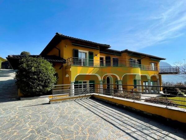 Elegante und grosszügige Villa mit Nebengebäude in wunderbarer Lage