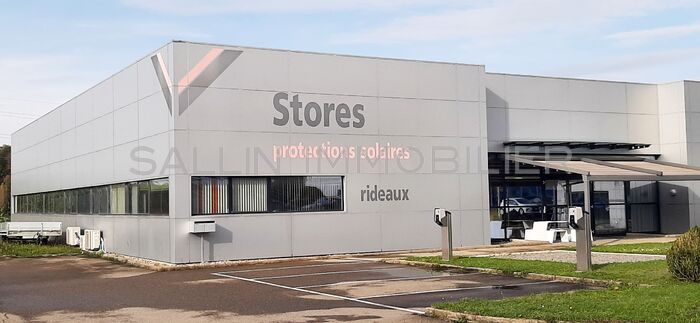 Halle moderne avec surfaces de stockage et administratives