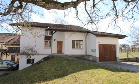 Preis- Leistung mehr als top!
5.5 Zimmer Haus an idyllischer Lage