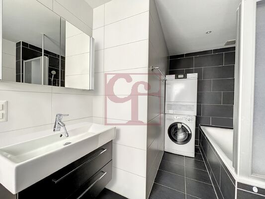 Salle de bain avec baignoire