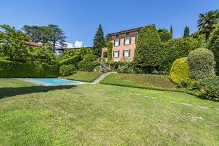 Period villa with park and swimming pool