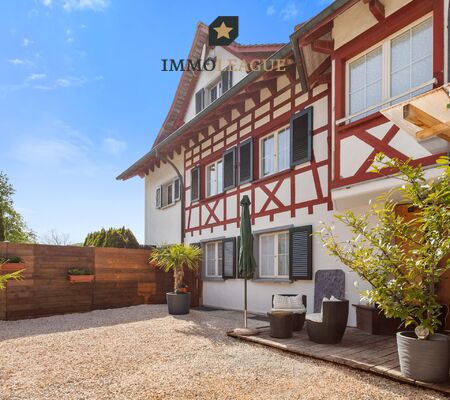 Wohlfühloase im Garten mit Whirlpool und Sauna.