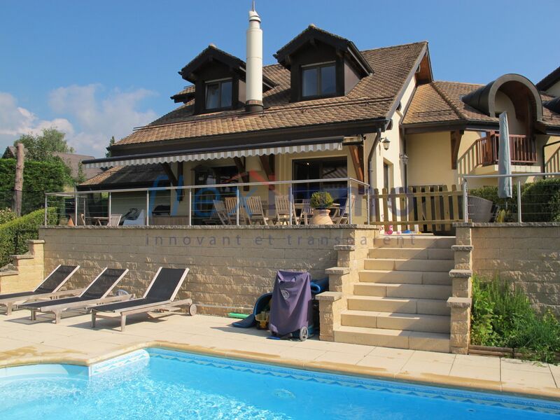 Beautiful family home in perfect condition.
Pool and large garden.
