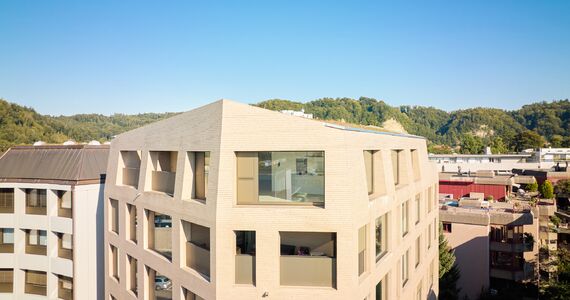 FEUDALE UND MODERNE ATTIKA-LUXUSWOHNUNG