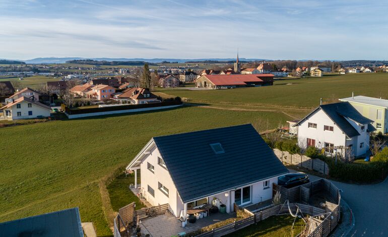 Maison individuelle de deux logements en bordure de zone agricole