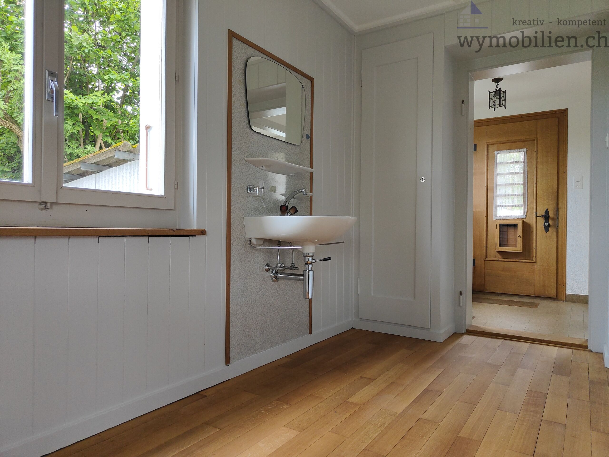Zimmer 1 EG mit Lavabo und Einbauschränken