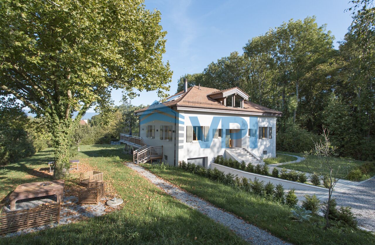 Nichée dans un écrin de verdure