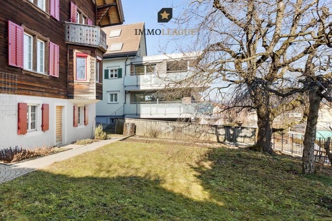 Gepflegter Garten mit Platz zum Entspannen und Geniess
