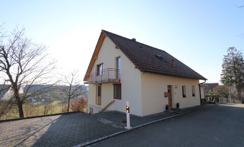 freistehendes Einfamilienhaus mit
attraktiven Ausbaumöglichkeiten