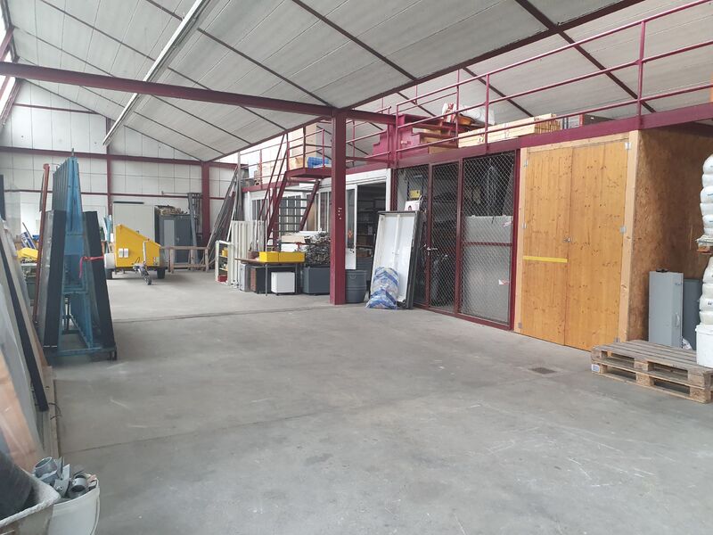 WORKSHOP / WAREHOUSE OF 179 m2 / ground floor