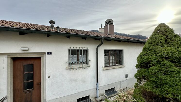 un vieux bâtiment devant lequel se trouve une petite porte