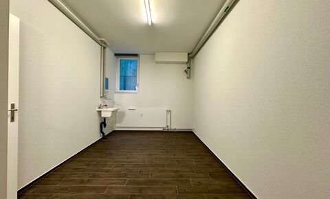 Heated hobby room with WC and washbasin