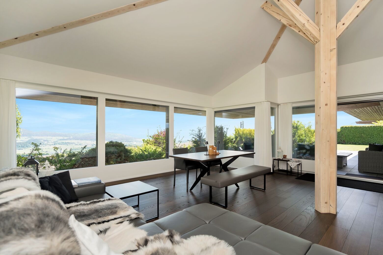 Grosser, lichtdurchfluteter Wohn- Essbereich mit Panoramafenster