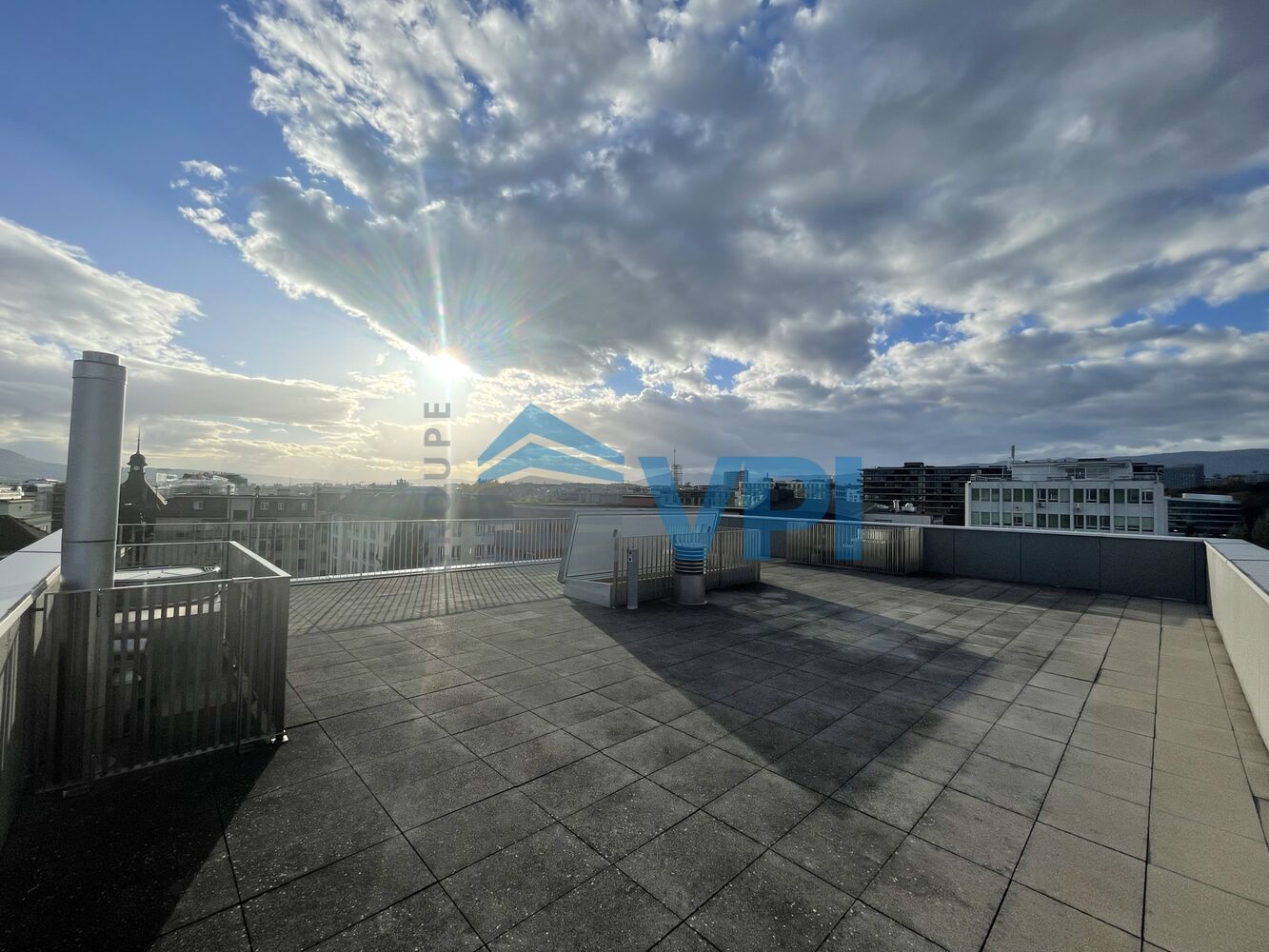Appartement d'architecte de 7 pièces attique avec terrasse panoramique