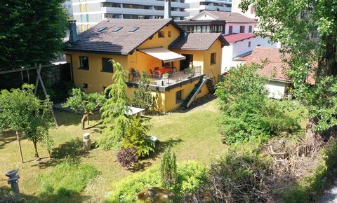 Villa urbaine avec grand terrain, hangar et garage