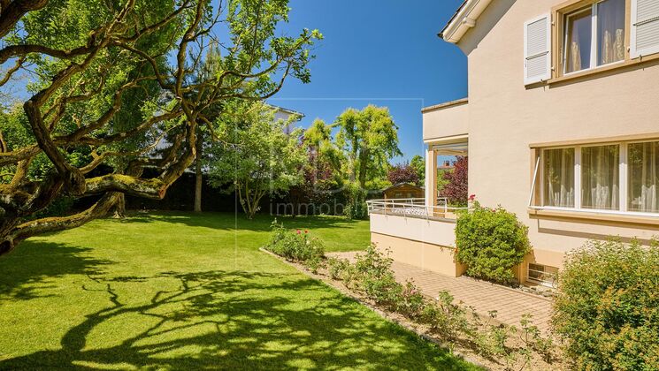 Jolie villa individuelle lumineuse avec beau jardin à Payerne