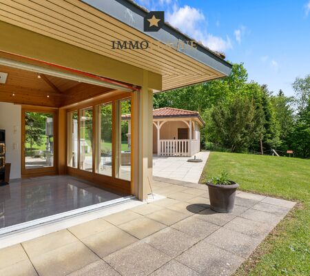 Grosszügigkeit, die begeistert: Die stilvolle Aussenansicht mit den eleganten Nebengebäuden unterstreicht den exklusiven Charakter der Landhausvilla. 