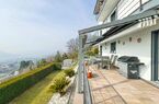 Moderna e luminosa villa mono-bifamiliare con splendida vista aperta