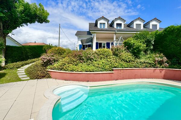 Pretty cottage-style villa