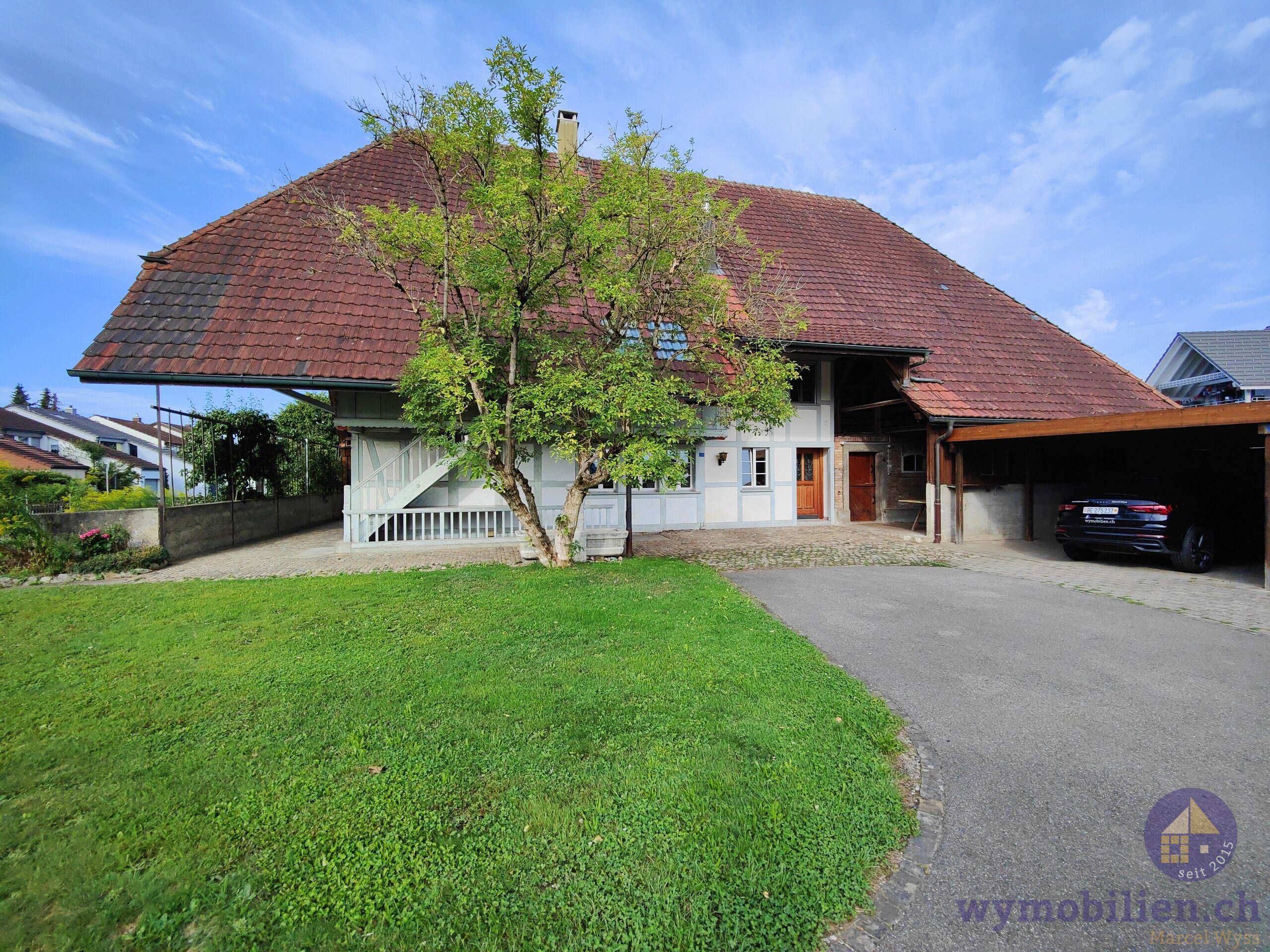 Vorplatz mit Carport (Ost) 