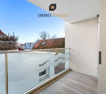 Der nach Osten ausgerichtete Balkon mit direkten Zugang ins Schlafzimmer.