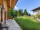 Chalet de standing entouré de verdure proche des pistes de ski