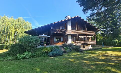 Magnificent, imposing house in an idyllic green setting