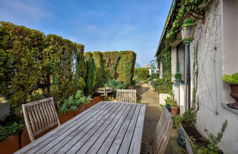 Rare 5-room penthouse with panoramic terrace and lake view