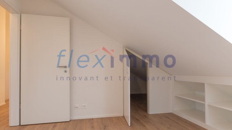 Chambre 2 avec étagères et réduit