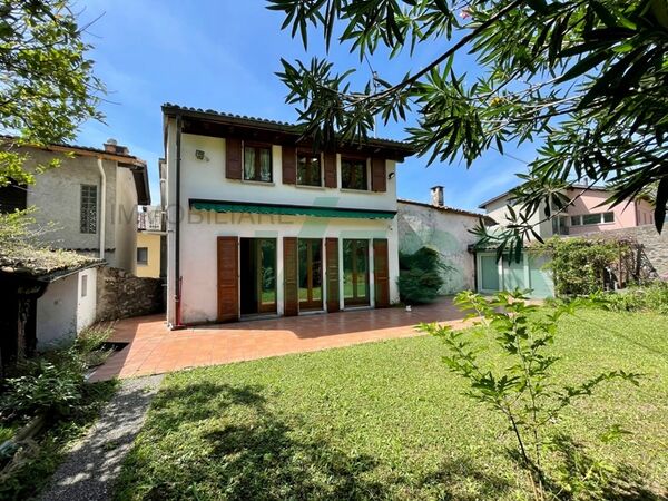 Lovely house with garden in the old part of the village on the lake