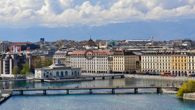 Bel immeuble de bureaux, d'architecture traditionnelle à Genève