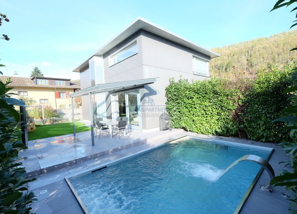 Aussenansicht mit Pool Aussenansicht mit Pool