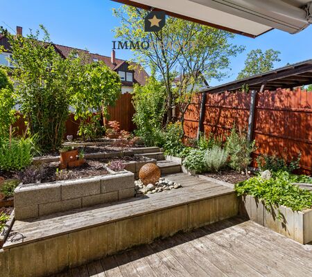 Liebevoll selbst angelegter Garten mit Westausrichtung, dank Bewässerungsanlage pflegeleicht und stets in Bestform.