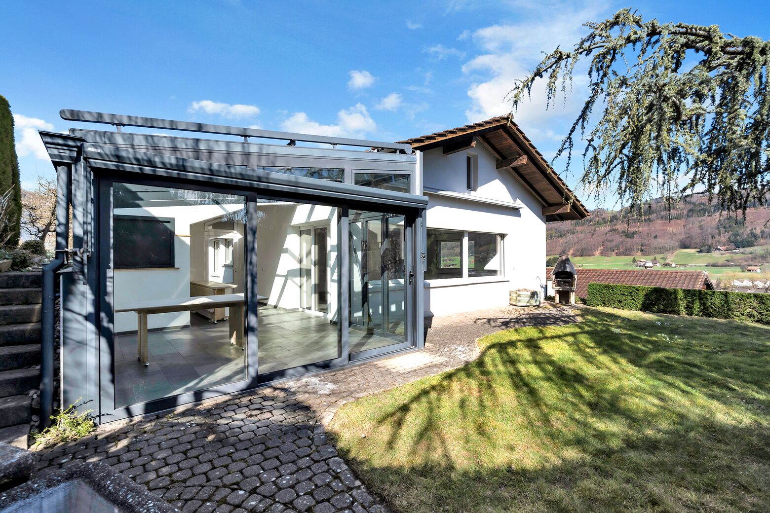 Schöner und sonniger Gartenbereich