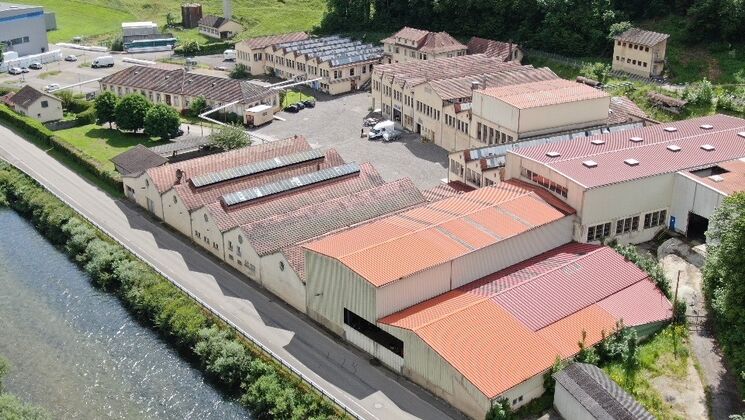 For rent: two 450 m² spaces, one with a 200 m2 mezzanine