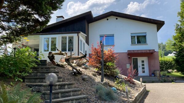 Spacious 7-room house on 200 m² - set back from the village