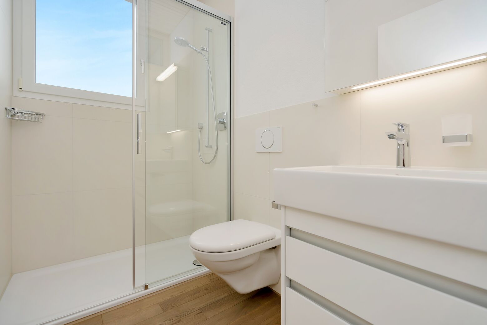 2. Nasszelle mit Dusche, Toilette, Lavabo und Tageslichtfenster