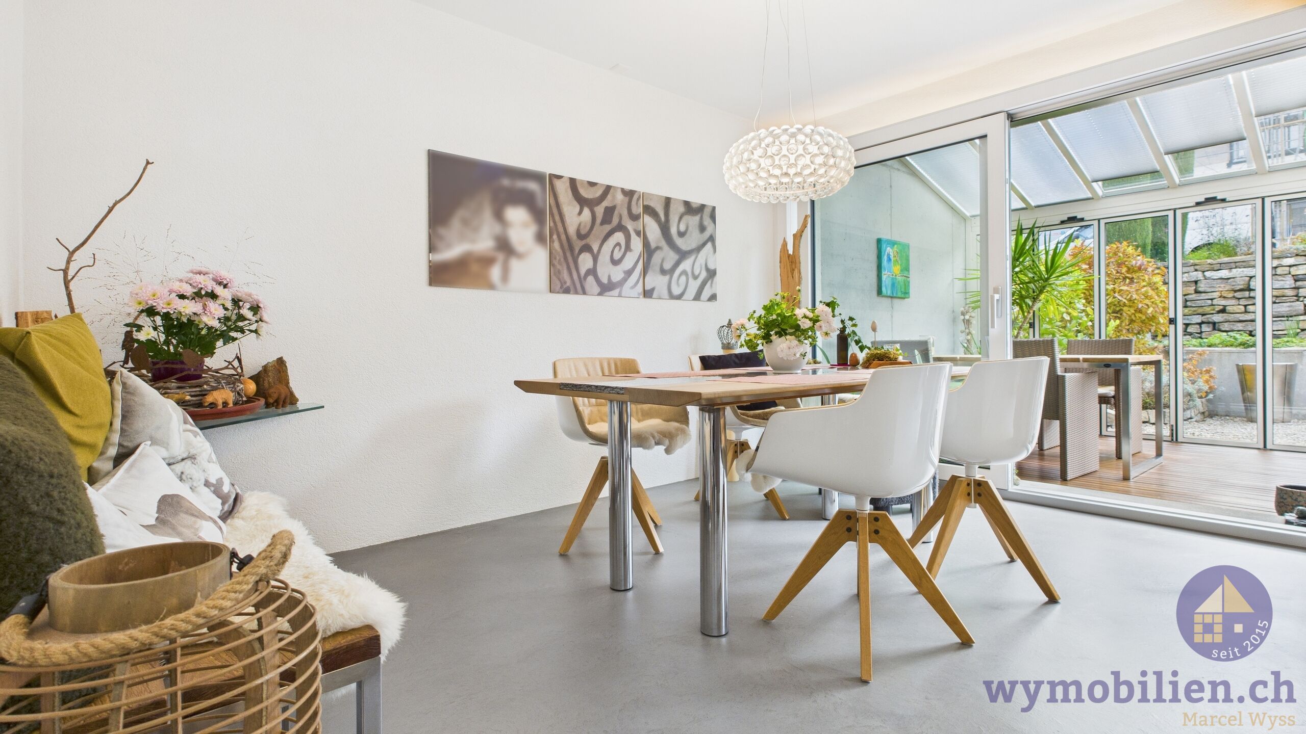 Essbereich mit Ausgang in den Wintergarten